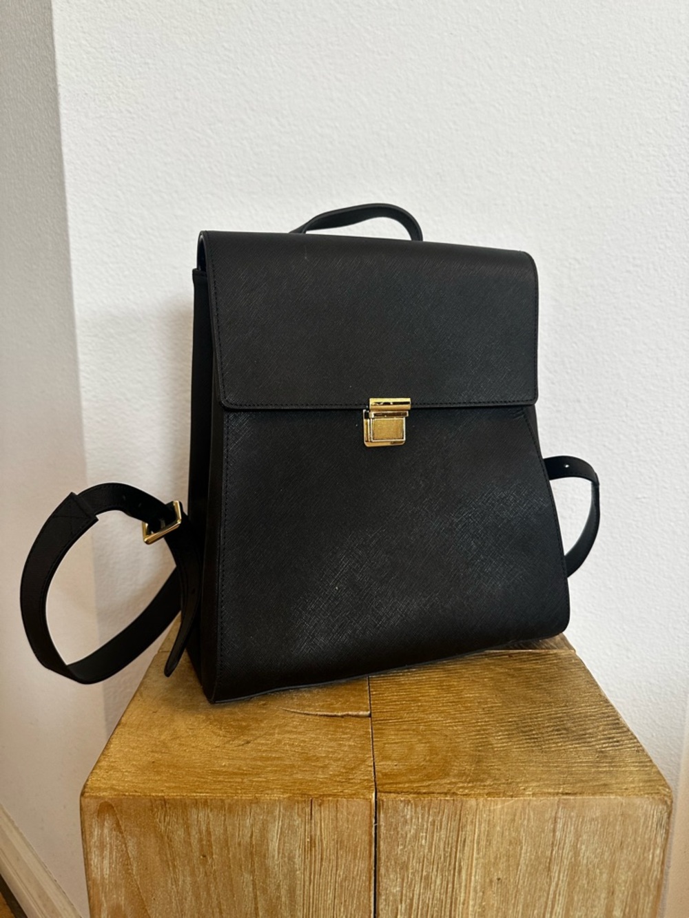 tde. Black Leather Backpack with Gold Lock